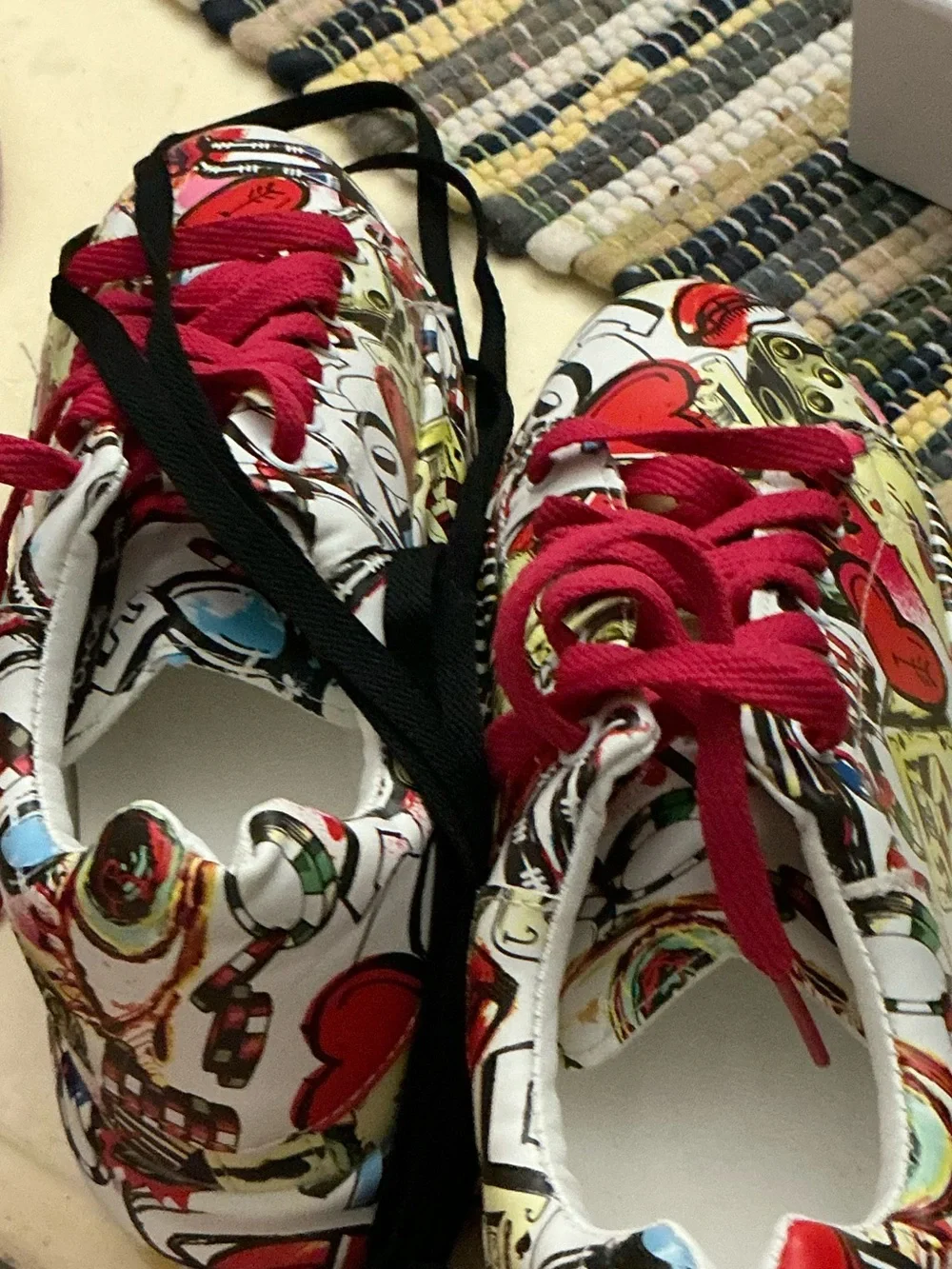 Women's colorful graphic sneakers with red and black laces size 43 EU